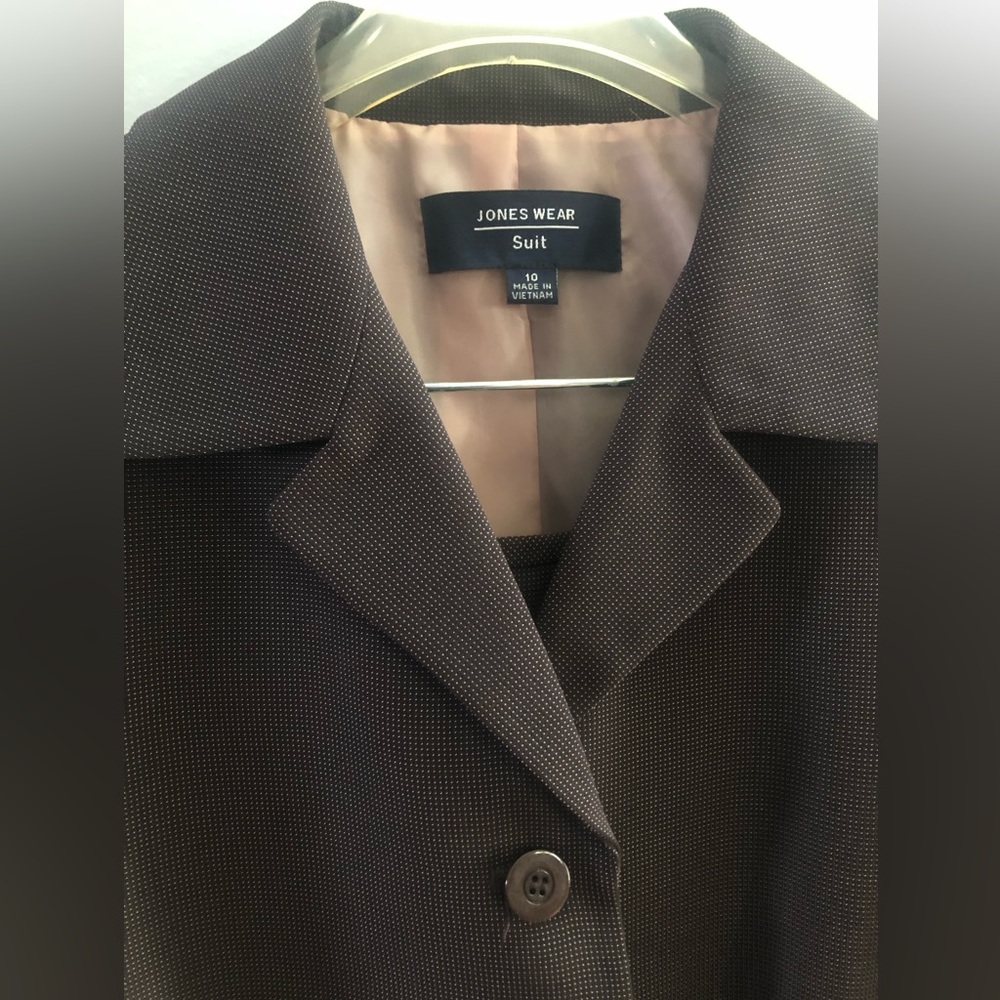 Jones Wear women’s skirt suit in chocolate and beige - Picture 2 of 13
